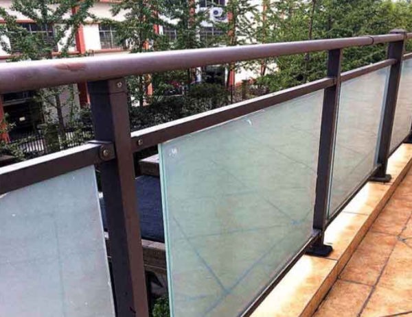 Pagar dengan kombinasi besi cor dan kaca